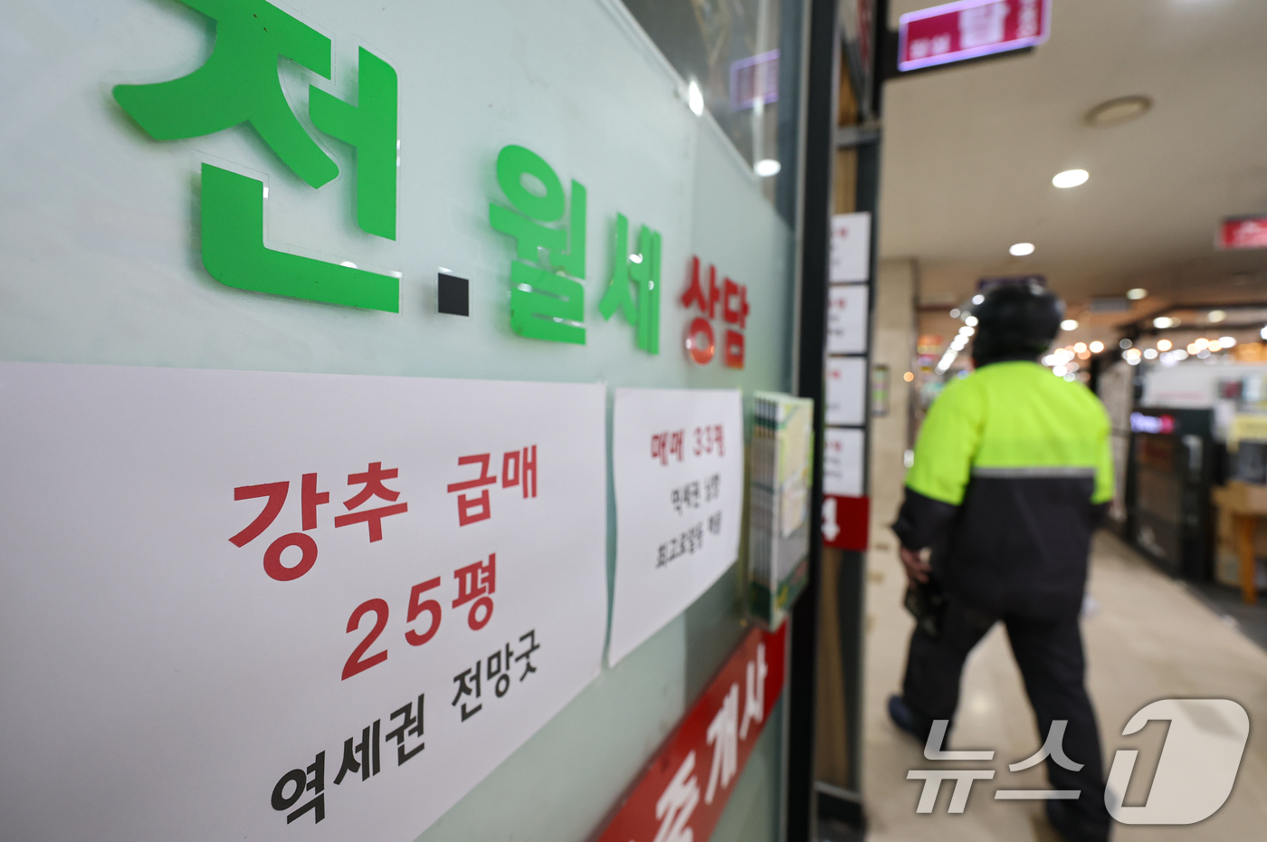 (서울=뉴스1) 김도우 기자 = 1일 서울 송파구의 한 부동산에 매물 정보가 게시돼 있다.서울 아파트 전세 매물이 한 달 새 6%, 1년 전과 비교하면 13% 넘게 감소했다.1일 …