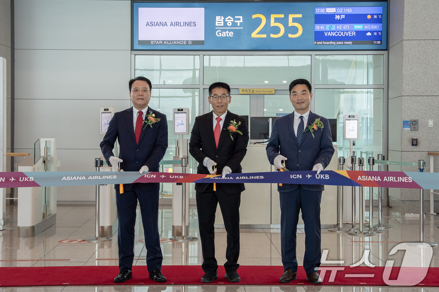 (서울=뉴스1) = 1일 인천국제공항 제2여객터미널에서 열린 아시아나항공 인천-고베 취항 기념행사에서 박종만 아시아나항공 여객본부장(가운데), 김성무 아시아나항공 인천국제공항서비스 …