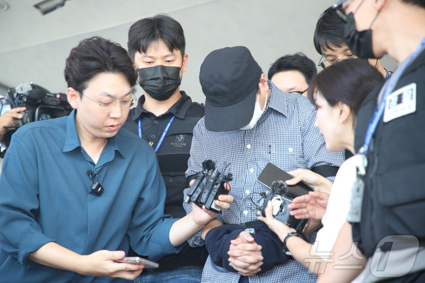 (제주=뉴스1) 강승남 기자 = 제주에서 발생한 실종사건을 허위 종결한 혐의를 받는 제주서부경찰서 소속 부 모 경장이 1일 제주동부경찰서 유치장에서 검찰로 송치되고 있다.2026. …