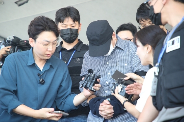 취재진 질문에 '침묵'하는 부 경장