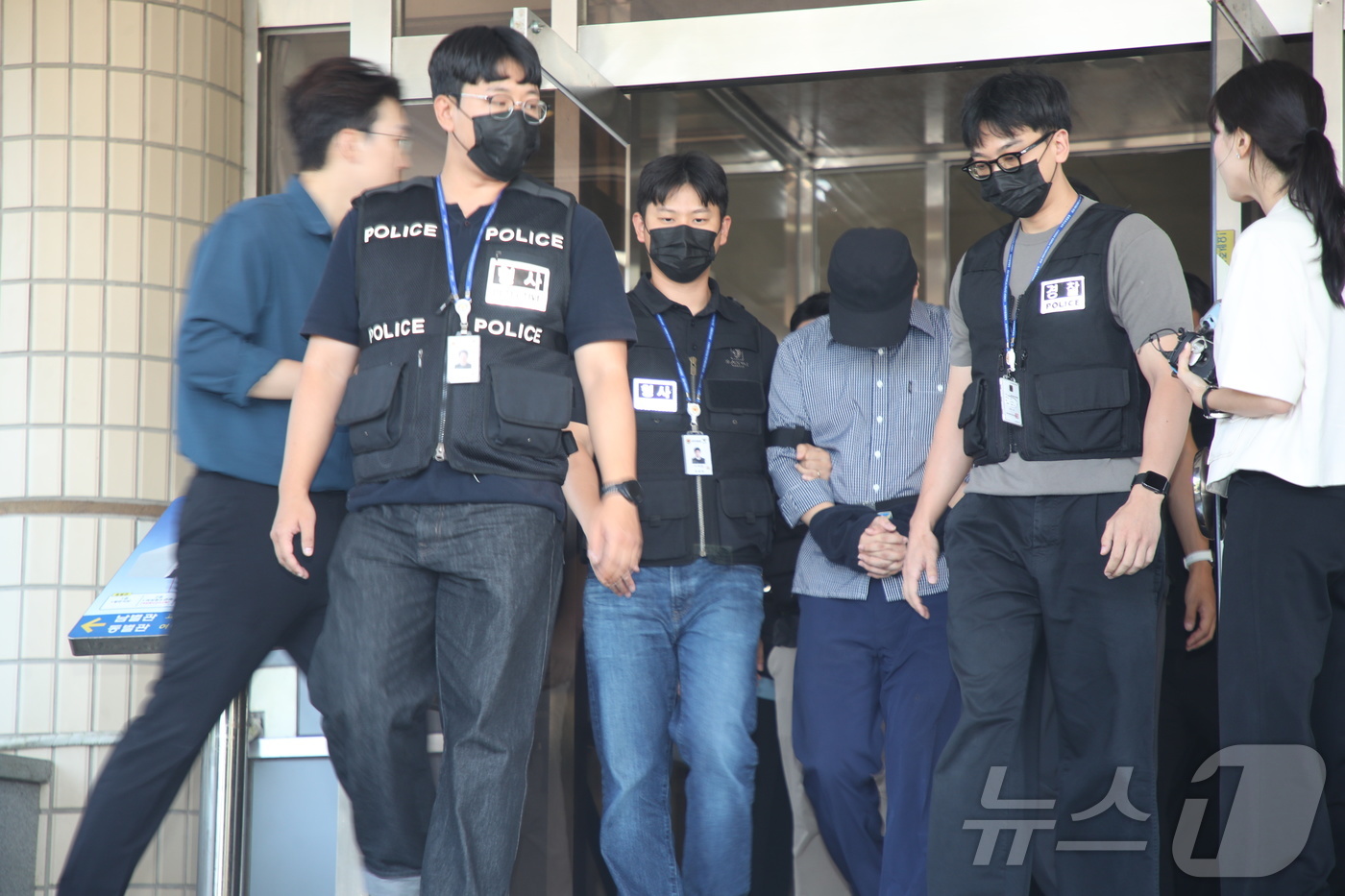 (제주=뉴스1) 강승남 기자 = 제주에서 발생한 실종사건을 허위 종결한 혐의를 받는 제주서부경찰서 소속 부 모 경장이 1일 제주동부경찰서 유치장에서 검찰로 송치되고 있다.2026. …