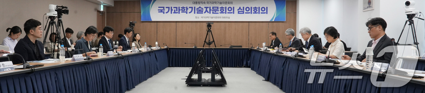 (서울=뉴스1) = 이경수 국가과학기술자문회의 부의장이 지난달 31일 오후 서울 종로구 국가과학기술자문회의 대회의실에서 '국가과학기술자문회의 제9회 심의회의'를 주재하고 있다. ( …