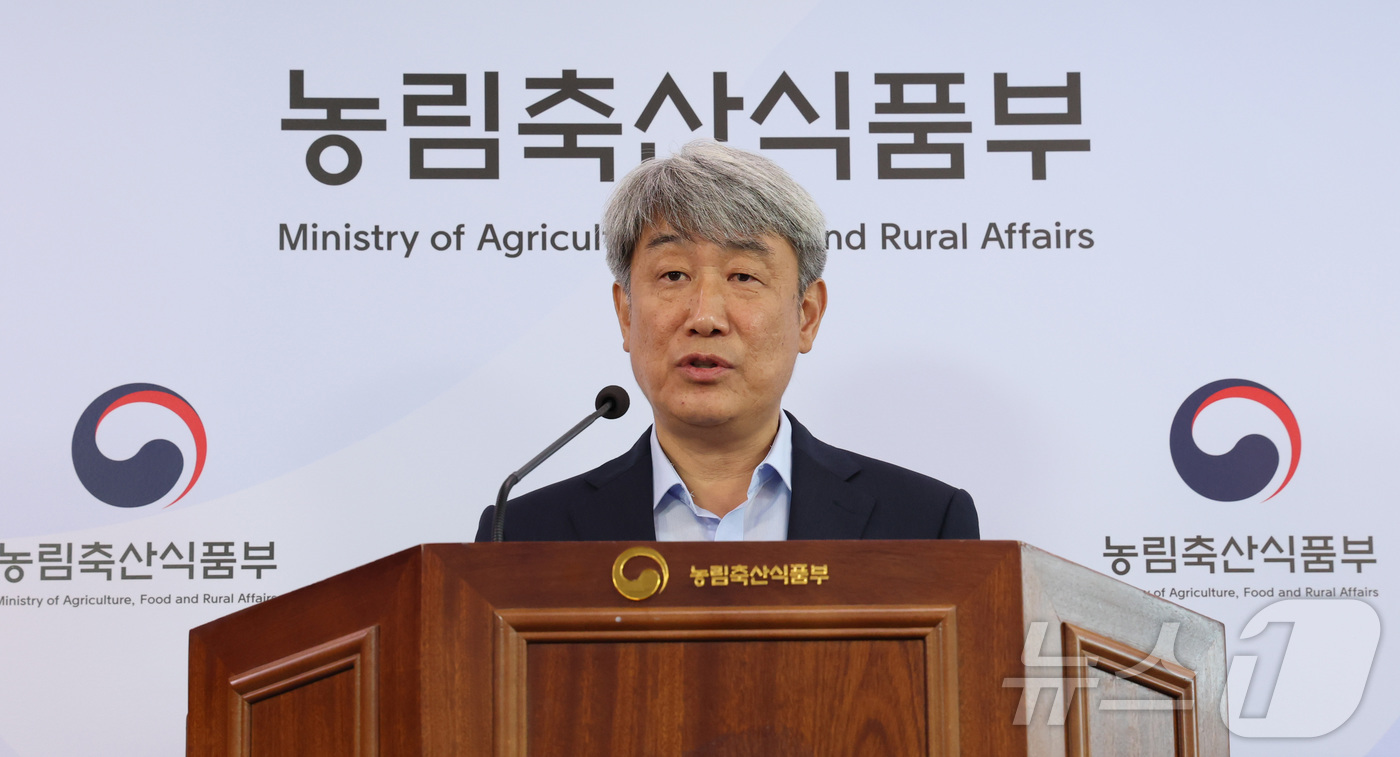 (세종=뉴스1) 김기남 기자 = 서준한 농림축산식품부 유통소비정책관이 1일 세종시 정부세종청사에서 농업·농촌 분야 추석 민생 안정 대책을 발표하고 있다.농식품부는 추석 명절 동안 …