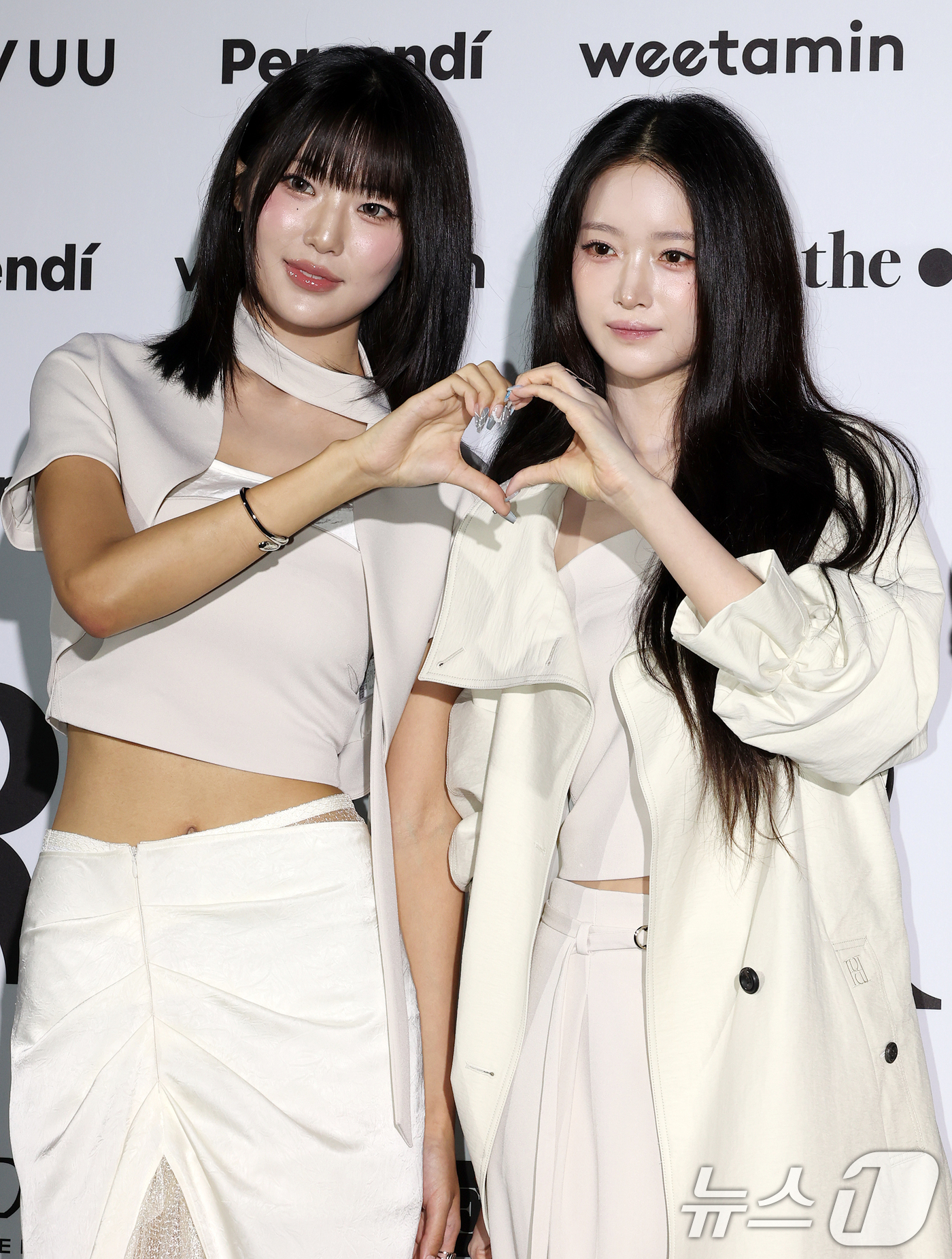 (서울=뉴스1) 김진환 기자 = 걸그룹 하이키의 옐과 서이(오른쪽)가 1일 서울 중구 동대문디자인플라자(DDP)에서 열린 2027 S/S서울패션위크 리이(RE RHEE) 컬렉션에 …
