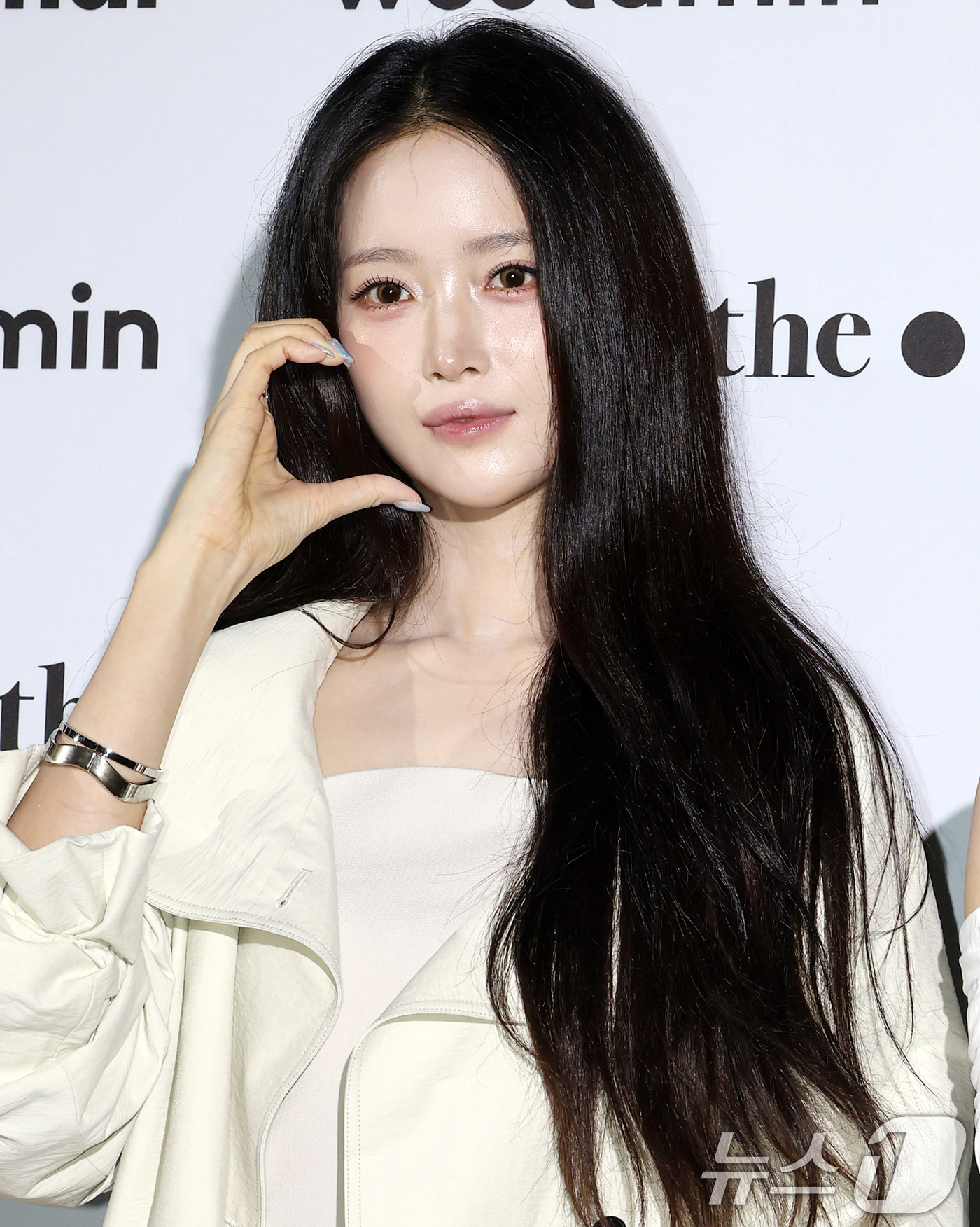 (서울=뉴스1) 김진환 기자 = 걸그룹 하이키의 서이가 1일 서울 중구 동대문디자인플라자(DDP)에서 열린 2027 S/S서울패션위크 리이(RE RHEE) 컬렉션에 참석해 포즈를 …