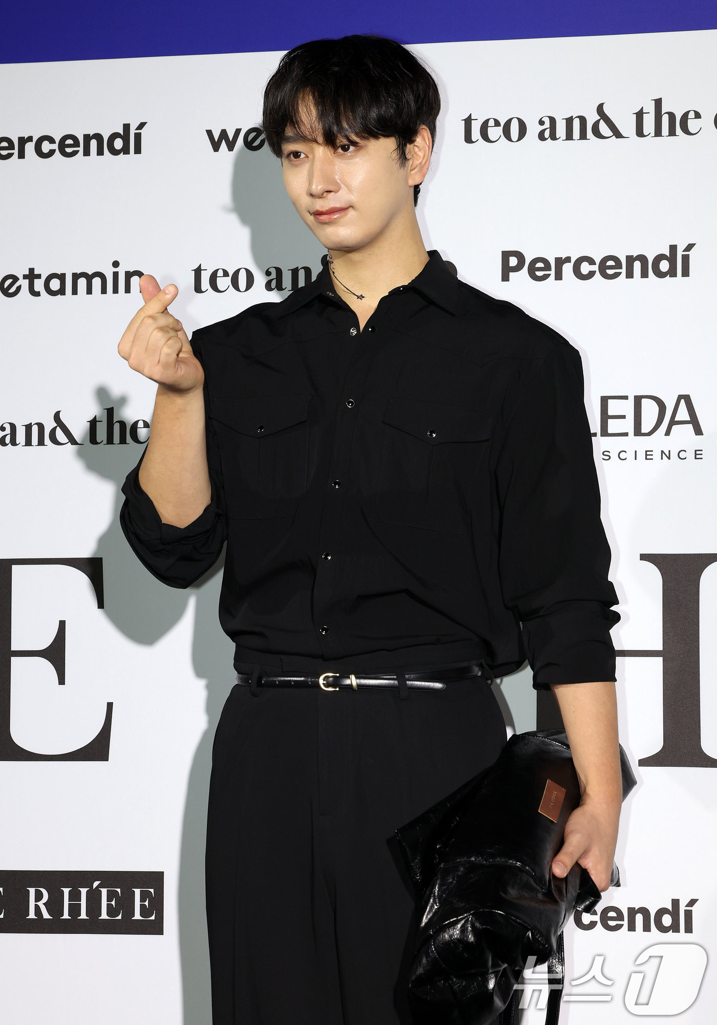 (서울=뉴스1) 김진환 기자 = 2PM 출신 배우 황찬성이 1일 서울 중구 동대문디자인플라자(DDP)에서 열린 2027 S/S서울패션위크 리이(RE RHEE) 컬렉션에 참석해 포즈 …
