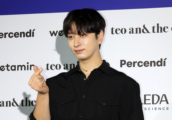 황찬성, 멋진 손가락 하트