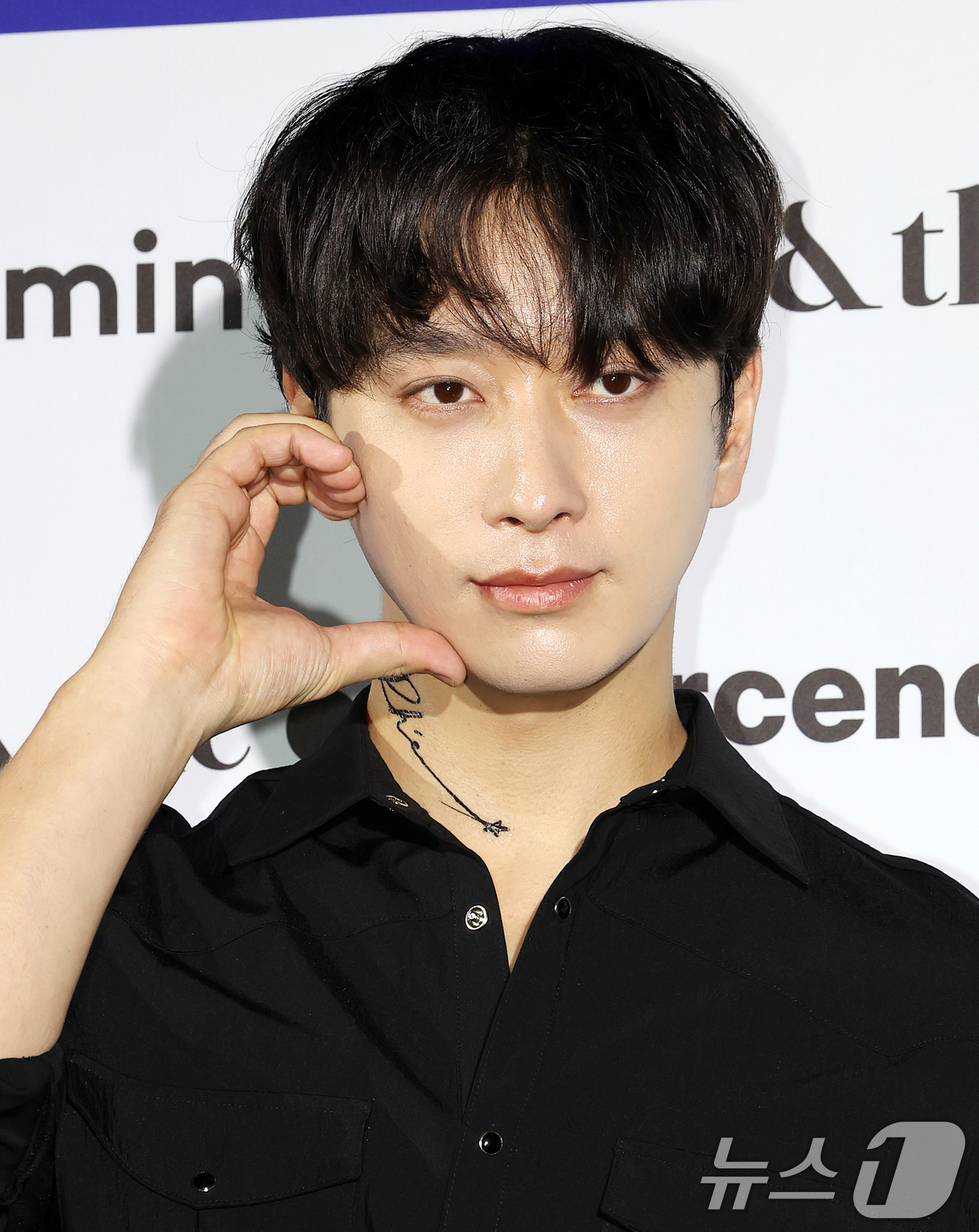 (서울=뉴스1) 김진환 기자 = 2PM 출신 배우 황찬성이 1일 서울 중구 동대문디자인플라자(DDP)에서 열린 2027 S/S서울패션위크 리이(RE RHEE) 컬렉션에 참석해 포즈 …