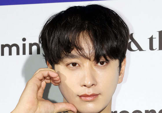 황찬성, 눈빛에 빠져들어