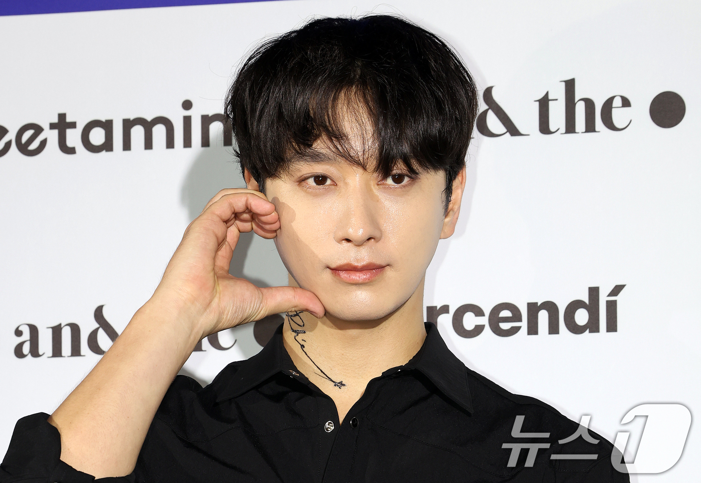 (서울=뉴스1) 김진환 기자 = 2PM 출신 배우 황찬성이 1일 서울 중구 동대문디자인플라자(DDP)에서 열린 2027 S/S서울패션위크 리이(RE RHEE) 컬렉션에 참석해 포즈 …