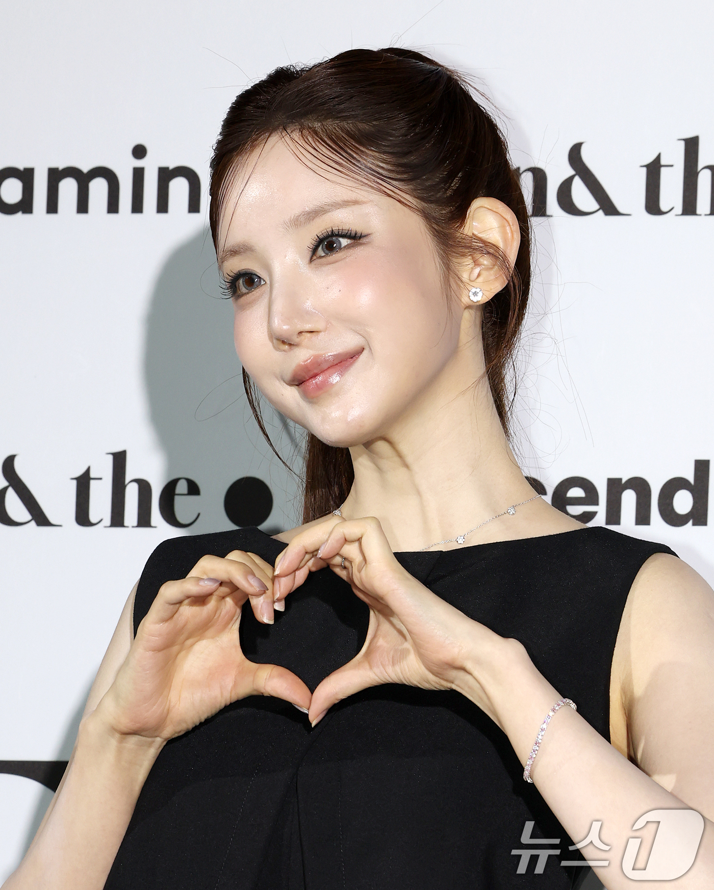 (서울=뉴스1) 김진환 기자 = DJ 수라가 1일 서울 중구 동대문디자인플라자(DDP)에서 열린 2027 S/S서울패션위크 리이(RE RHEE) 컬렉션에 참석해 포즈를 취하고 있다 …