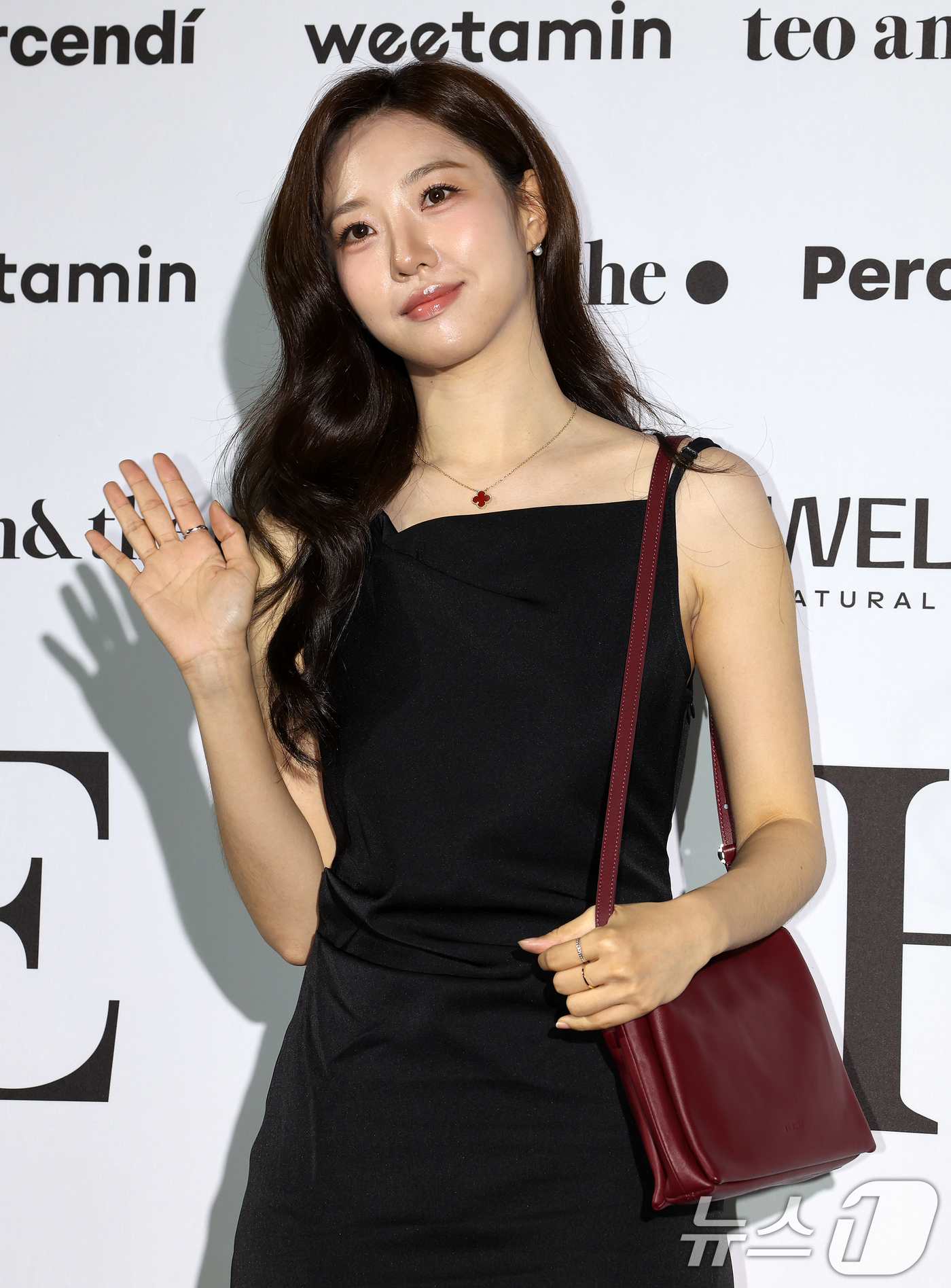(서울=뉴스1) 김진환 기자 = 환승연예3 출신 가수 송다혜가 1일 서울 중구 동대문디자인플라자(DDP)에서 열린 2027 S/S서울패션위크 리이(RE RHEE) 컬렉션에 참석해 …