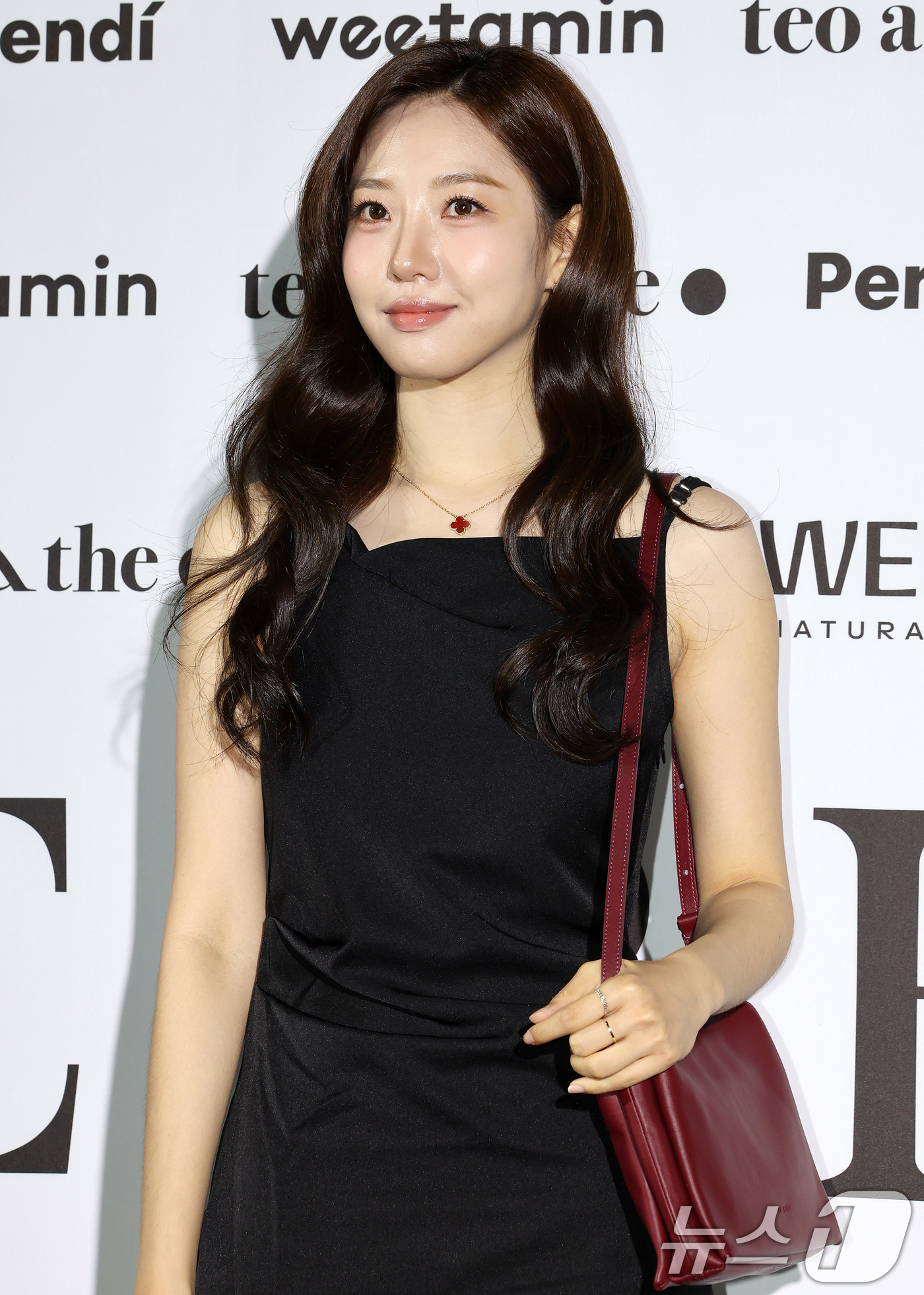 (서울=뉴스1) 김진환 기자 = 환승연예3 출신 가수 송다혜가 1일 서울 중구 동대문디자인플라자(DDP)에서 열린 2027 S/S서울패션위크 리이(RE RHEE) 컬렉션에 참석해 …