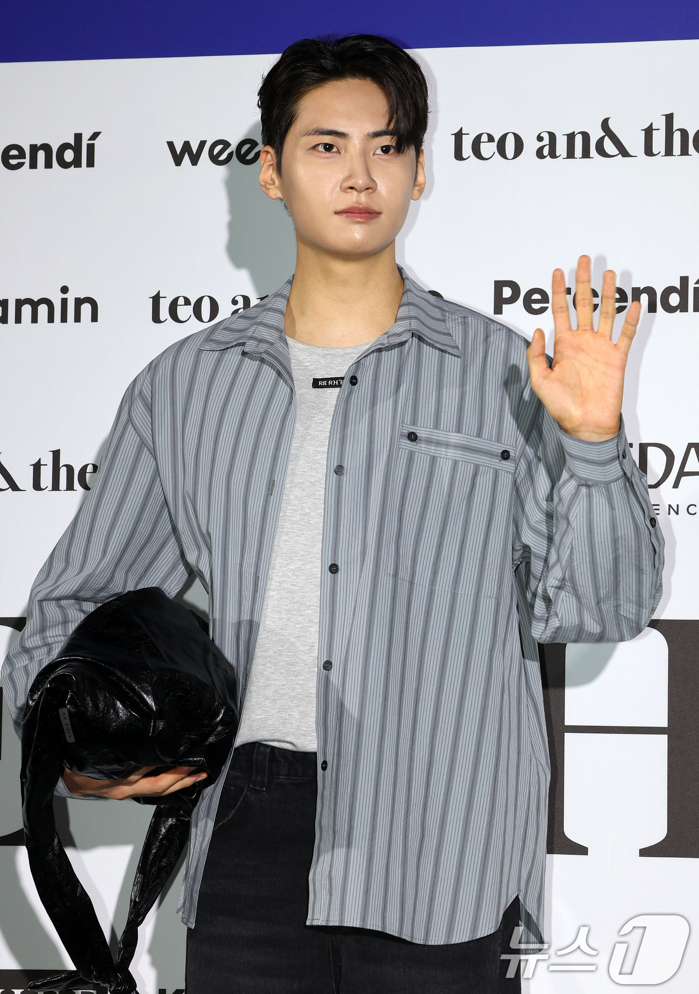(서울=뉴스1) 김진환 기자 = 가수 겸 배우 이진혁이 1일 서울 중구 동대문디자인플라자(DDP)에서 열린 2027 S/S서울패션위크 리이(RE RHEE) 컬렉션에 참석해 포즈를 …