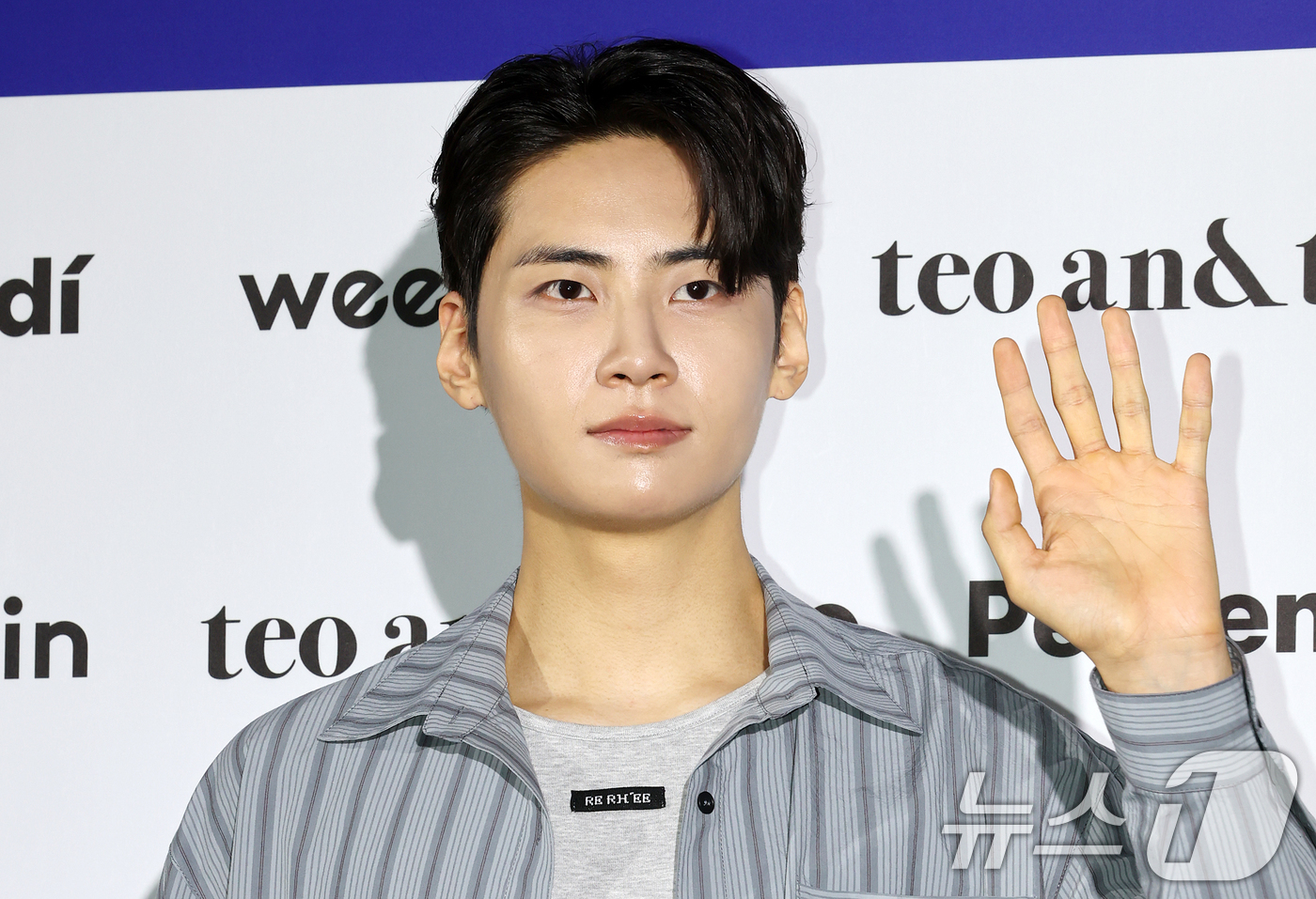 (서울=뉴스1) 김진환 기자 = 가수 겸 배우 이진혁이 1일 서울 중구 동대문디자인플라자(DDP)에서 열린 2027 S/S서울패션위크 리이(RE RHEE) 컬렉션에 참석해 포즈를 …
