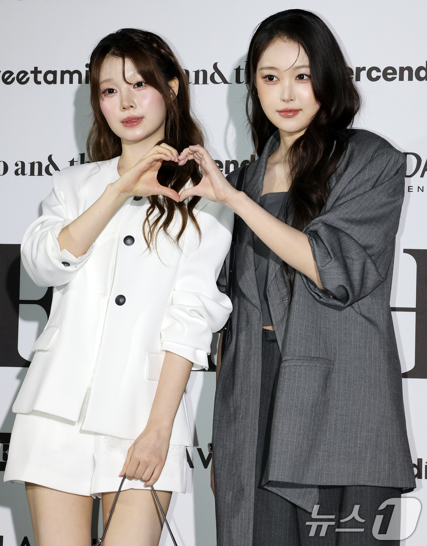 (서울=뉴스1) 김진환 기자 = 세이마이네임 도희와 소하가 1일 서울 중구 동대문디자인플라자(DDP)에서 열린 2027 S/S서울패션위크 리이(RE RHEE) 컬렉션에 참석해 포즈 …