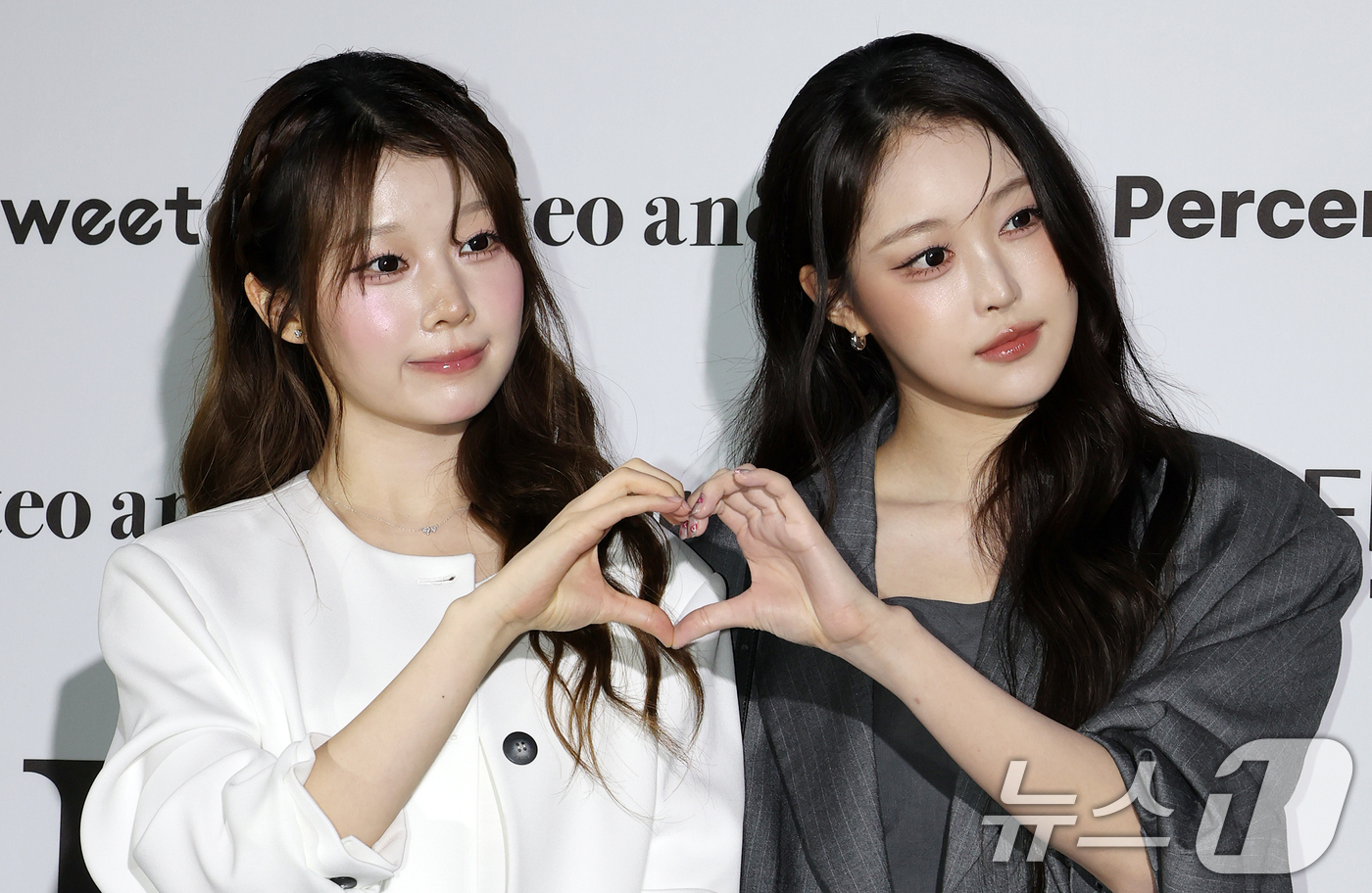 (서울=뉴스1) 김진환 기자 = 세이마이네임 도희와 소하가 1일 서울 중구 동대문디자인플라자(DDP)에서 열린 2027 S/S서울패션위크 리이(RE RHEE) 컬렉션에 참석해 포즈 …