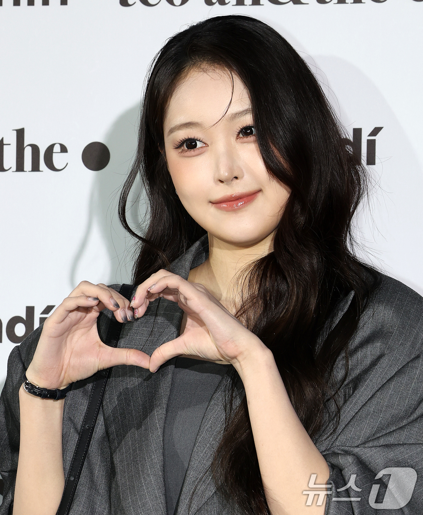 (서울=뉴스1) 김진환 기자 = 세이마이네임 소하가 1일 서울 중구 동대문디자인플라자(DDP)에서 열린 2027 S/S서울패션위크 리이(RE RHEE) 컬렉션에 참석해 포즈를 취하 …