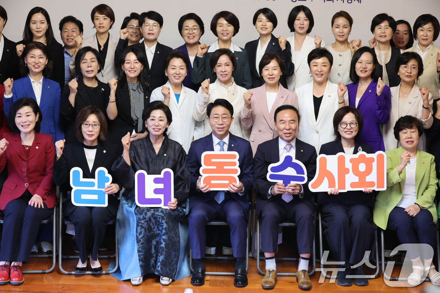 (서울=뉴스1) 신웅수 기자 = 조정식 국회의장이 1일 서울 여의도 국회 사랑재에서 열린 제22대 여성 국회의원 어울림 오찬회에서 여성 의원들과 기념 촬영을 하고 있다. 2026. …
