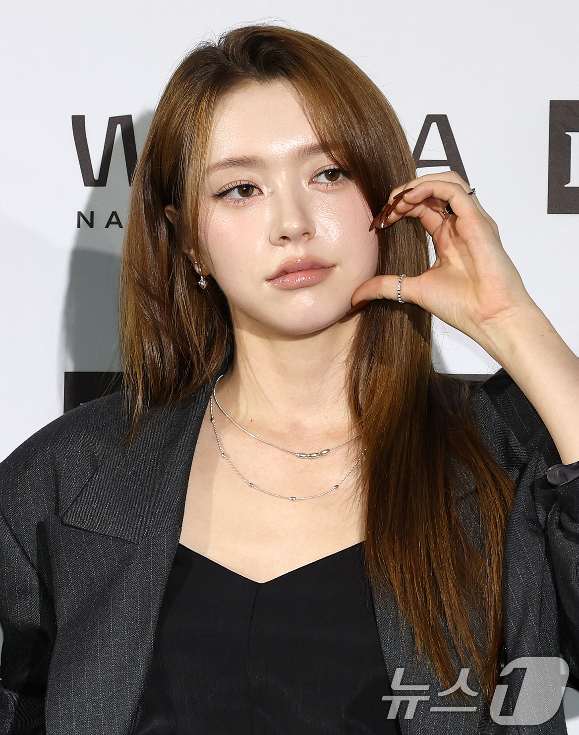 (서울=뉴스1) 김진환 기자 = 피프티피프티 문샤넬이 1일 서울 중구 동대문디자인플라자(DDP)에서 열린 2027 S/S서울패션위크 리이(RE RHEE) 컬렉션에 참석해 포즈를 취 …
