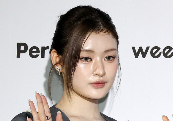 피프티피프티 아테나, 얼음공주의 손인사