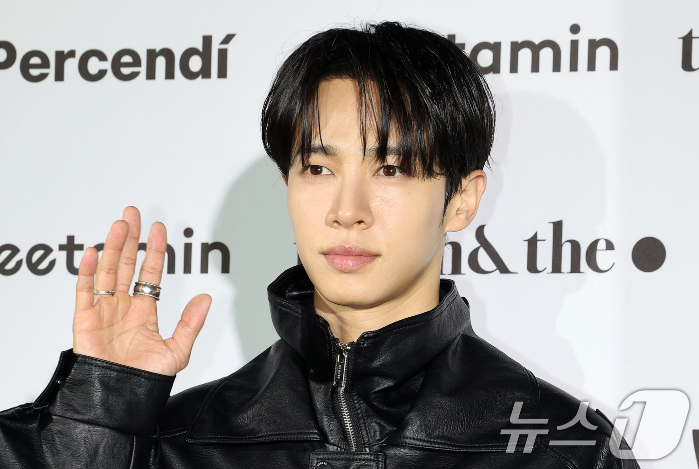 (서울=뉴스1) 김진환 기자 = 하이라이트 이기광이 1일 서울 중구 동대문디자인플라자(DDP)에서 열린 2027 S/S서울패션위크 리이(RE RHEE) 컬렉션에 참석해 포즈를 취하 …