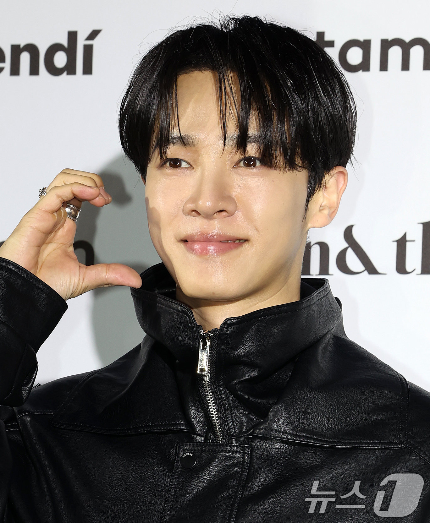 (서울=뉴스1) 김진환 기자 = 하이라이트 이기광이 1일 서울 중구 동대문디자인플라자(DDP)에서 열린 2027 S/S서울패션위크 리이(RE RHEE) 컬렉션에 참석해 포즈를 취하 …