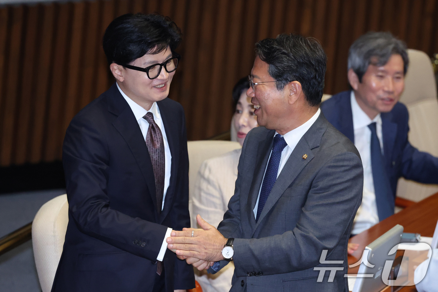 (서울=뉴스1) 신웅수 기자 = 법무부 장관 후보인 김승원 더불어민주당 의원과 한동훈 무소속 의원이 1일 서울 여의도 국회에서 열린 제439회국회(정기회) 개회식에서 인사하고 있다 …