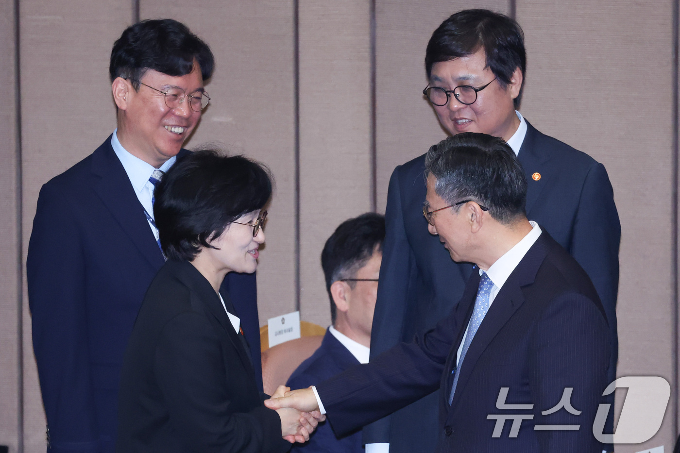 (서울=뉴스1) 신웅수 기자 = 전 법무부 장관인 정성호 더불어민주당 의원이 1일 서울 여의도 국회에서 열린 제439회국회(정기회) 개회식에서 국무위원들과 인사하고 있다. 2026 …
