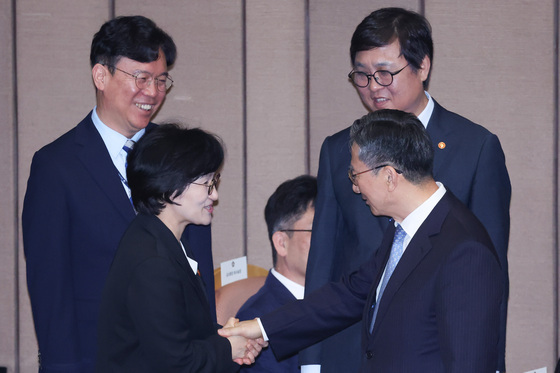 국무위원들과 인사하는 정성호