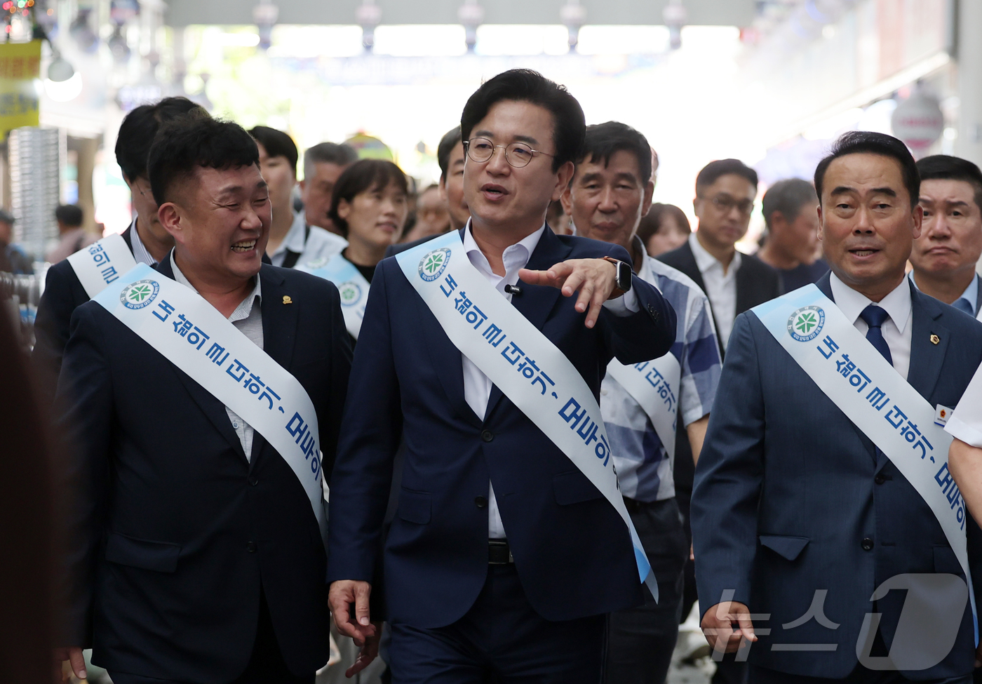 (대전=뉴스1) 김기태 기자 = 허태정 대전시장이 1일 온통대전 2.0 출범을 기념해 대전 동구 중앙시장에서 진행된 시민과 함께하는 장보기 행사에서 온통대전을 홍보하고 있다.대전시 …