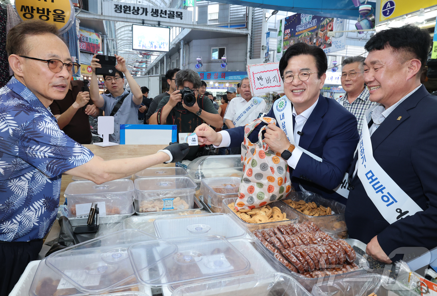 (대전=뉴스1) 김기태 기자 = 허태정 대전시장이 1일 온통대전 2.0 출범을 기념해 대전 동구 중앙시장에서 진행된 시민과 함께하는 장보기 행사에서 온통대전으로 결재하고 있다.대전 …