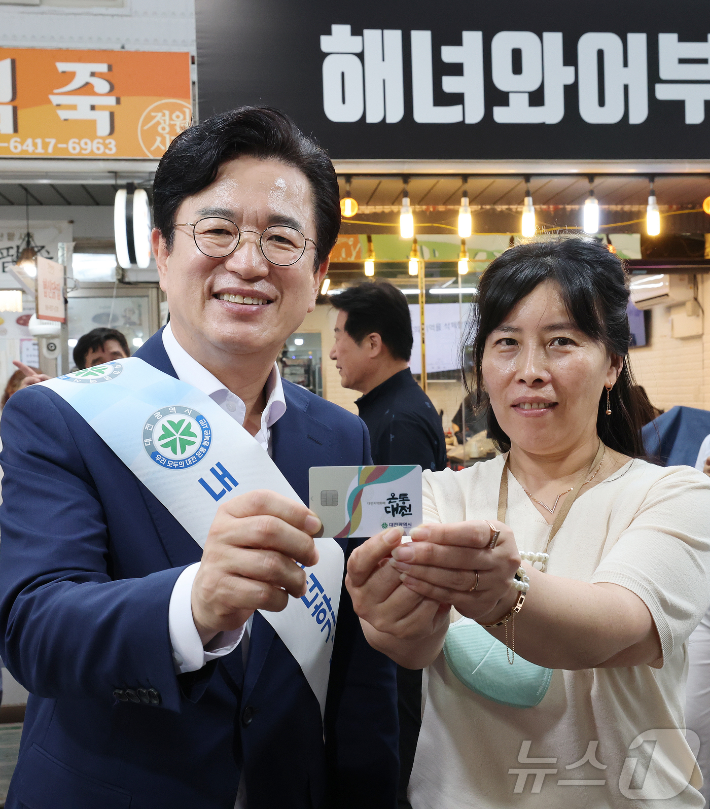 (대전=뉴스1) 김기태 기자 = 허태정 대전시장이 1일 온통대전 2.0 출범을 기념해 대전 동구 중앙시장에서 진행된 시민과 함께하는 장보기 행사에서 시장 상인과 온통대전을 홍보하고 …
