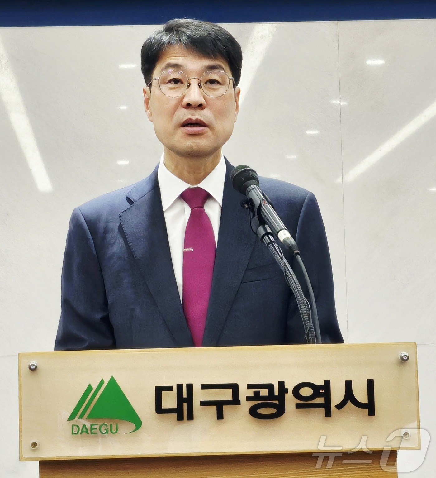(대구=뉴스1) 남승렬 기자 = 김정기 대구시 행정부시장이 1일 오후 대구시 동인청사에서 추가경정예산 편성과 관련된 언론브리핑을 열고 민선 9기 첫 추경 편성에 대해 설명하고 있다 …