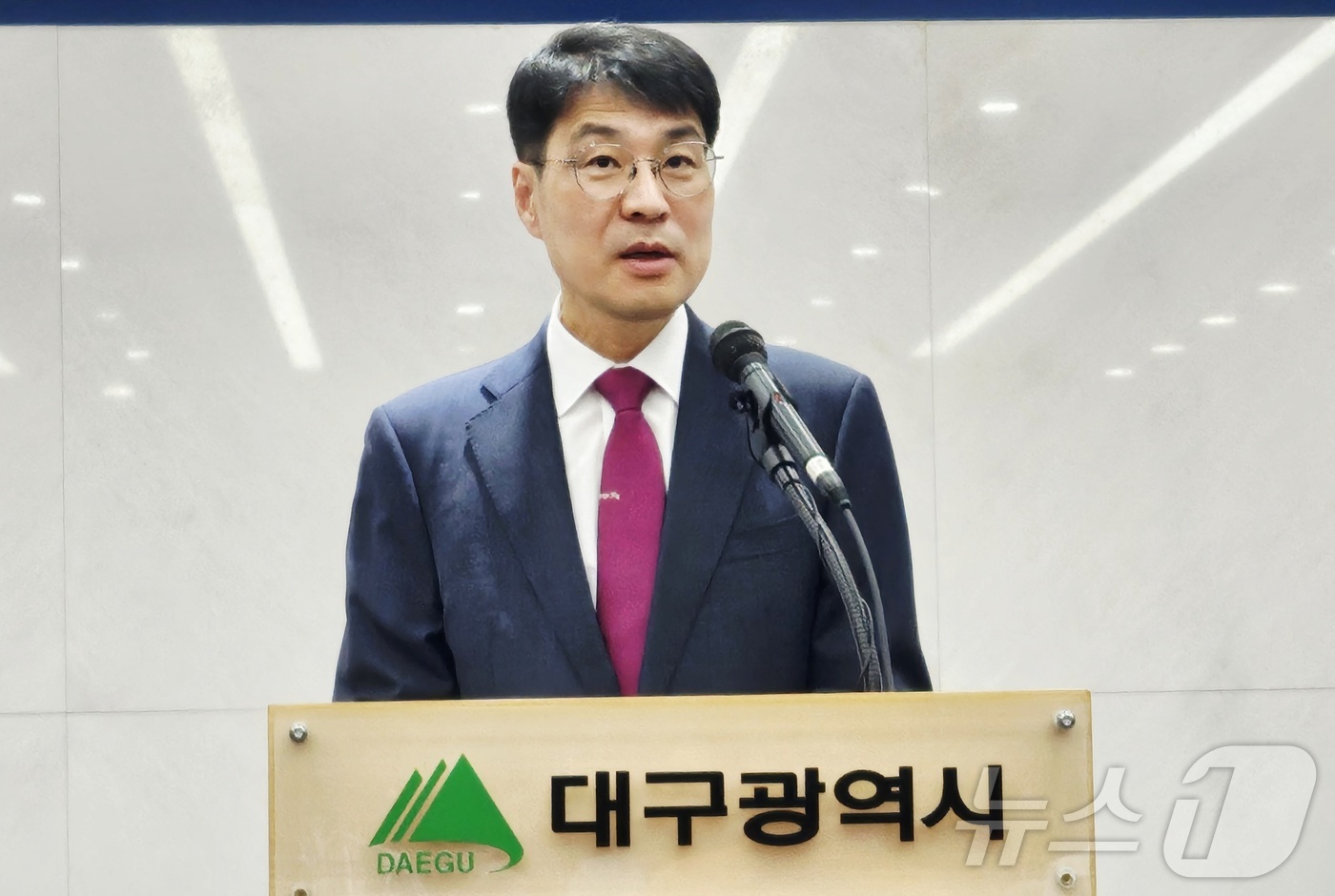 (대구=뉴스1) 남승렬 기자 = 김정기 대구시 행정부시장이 1일 오후 대구시 동인청사에서 추가경정예산 편성과 관련된 언론브리핑을 열고 민선 9기 첫 추경 편성에 대해 설명하고 있다 …