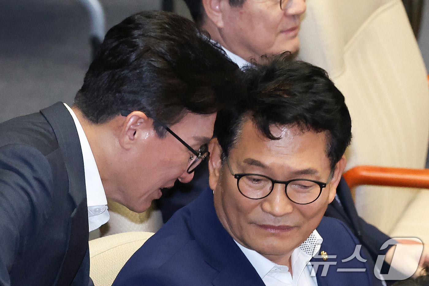 (서울=뉴스1) 신웅수 기자 = 김민석 더불어민주당 대표와 송영길 의원이 1일 서울 여의도 국회에서 열린 제439회국회(정기회) 개회식에서 대화하고 있다. 2026.9.1/뉴스1