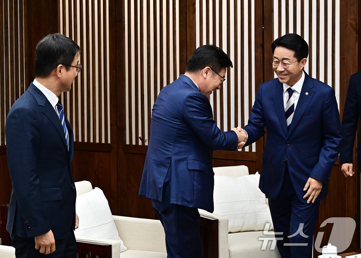 (서울=뉴스1) 국회사진기자단 = 조정식 국회의장이 1일 서울 여의도 국회에서 제439회 정기국회 개회식을 앞두고 열린 사전환담에 참석해 정점식 국민의힘 원내대표와 악수를 하고 있 …