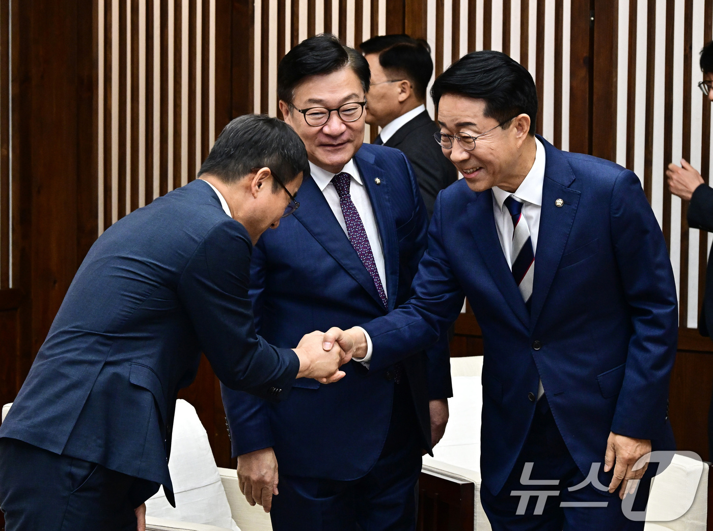 (서울=뉴스1) 국회사진기자단 = 조정식 국회의장이 1일 서울 여의도 국회에서 제439회 정기국회 개회식을 앞두고 열린 사전환담에 참석해 한병도 더불어민주당 원내대표와 악수를 하고 …