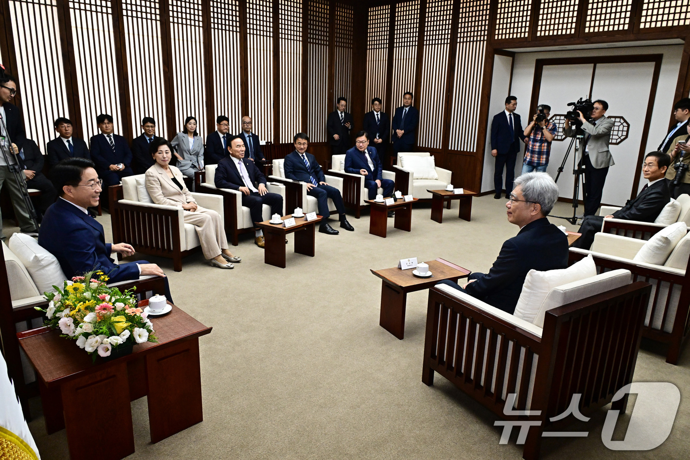 (서울=뉴스1) 국회사진기자단 = 조정식 국회의장이 1일 서울 여의도 국회에서 제439회 정기국회 개회식을 앞두고 김상환 헌법재판소장, 김호철 감사원장, 남인순 국회부의장, 박덕흠 …