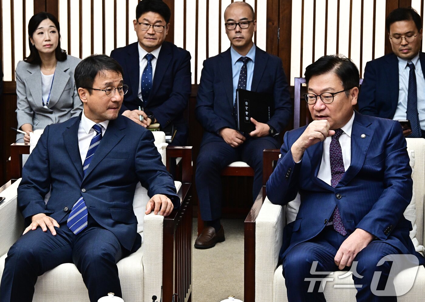 본문 이미지 - 한병도 더불어민주당 원내대표와 정점식 국민의힘 원내대표가 1일 서울 여의도 국회에서 제439회 정기국회 개회식을 앞두고 열린 사전환담에 참석해 대화를 나누고 있다. 2026.9.1 ⓒ 뉴스1 국회사진기자단