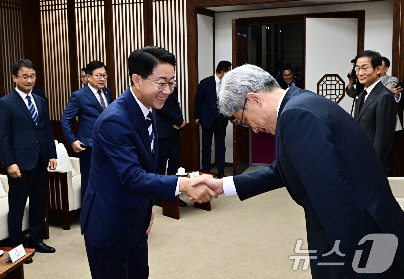 (서울=뉴스1) 국회사진기자단 = 조정식 국회의장이 1일 서울 여의도 국회에서 제439회 정기국회 개회식을 앞두고 열린 사전환담에 참석해 김상환 헌법재판소장과 악수를 하고 있다. …