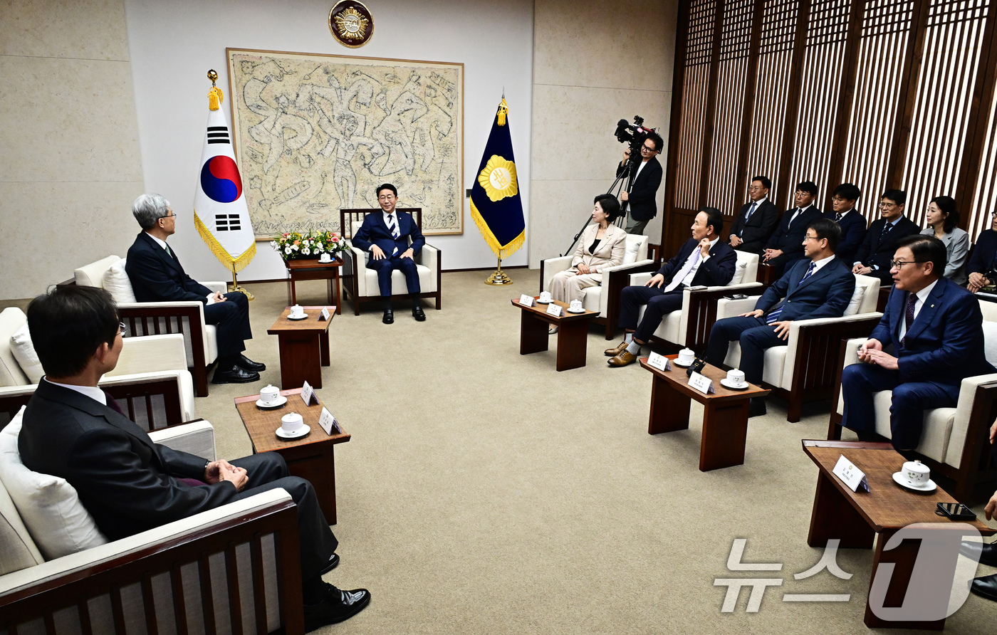 (서울=뉴스1) 국회사진기자단 = 조정식 국회의장이 1일 서울 여의도 국회에서 제439회 정기국회 개회식을 앞두고 김상환 헌법재판소장, 김호철 감사원장, 남인순 국회부의장, 박덕흠 …
