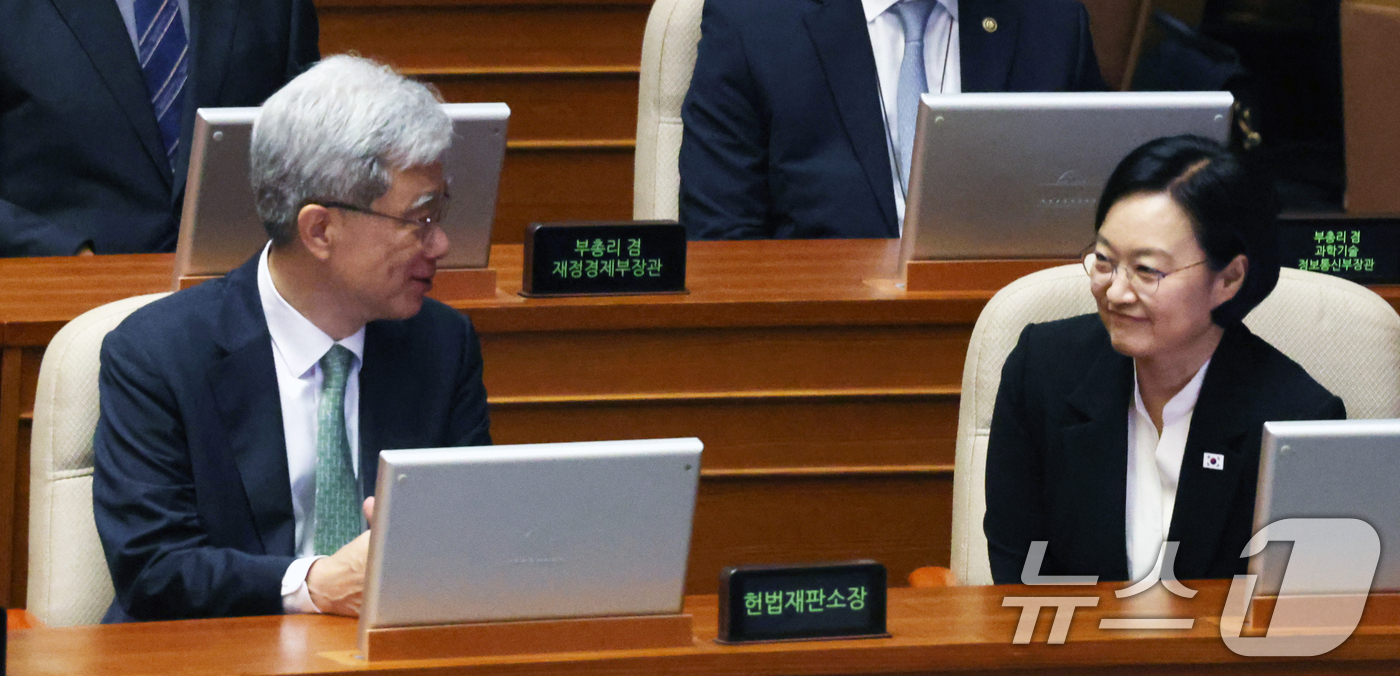 (서울=뉴스1) 황기선 기자 = 한성숙 국무총리와 김상환 헌법재판소장이 1일 서울 여의도 국회에서 열린 제439회국회(정기회) 개회식에서 대화를 나누고 있다. 2026.9.1/뉴스 …