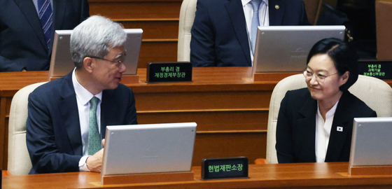 헌법재판소장과 대화 나누는 국무총리