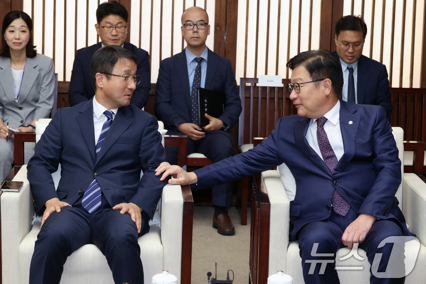 (서울=뉴스1) 국회사진기자단 = 더불어민주당 한병도 원내대표(왼쪽)와 국민의힘 정점식 원내대표가  1일 서울 여의도 국회에서 제439회 정기국회 개회식을 앞두고 열린 사전환담에서 …