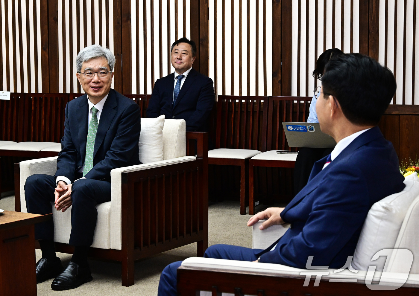 (서울=뉴스1) 국회사진기자단 = 김상환 헌법재판소장이 1일 서울 여의도 국회에서 제439회 정기국회 개회식을 앞두고 열린 사전환담에 참석해 조정식 국회의장과 대화를 하고 있다. …