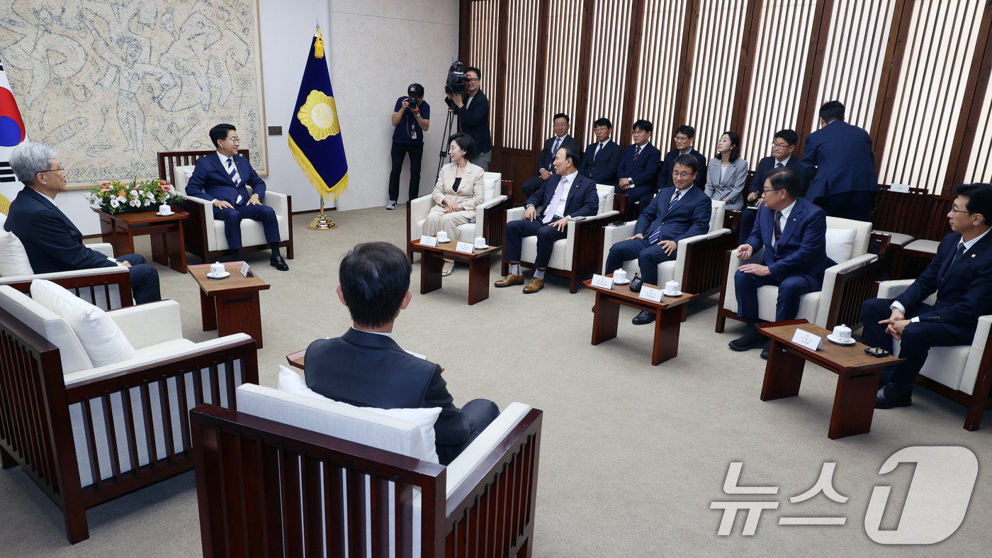 (서울=뉴스1) 국회사진기자단 = 조정식 국회의장이 1일 서울 여의도 국회에서 제439회 정기국회 개회식을 앞두고 김상환 헌법재판소장, 김호철 감사원장, 남인순 국회부의장, 박덕흠 …