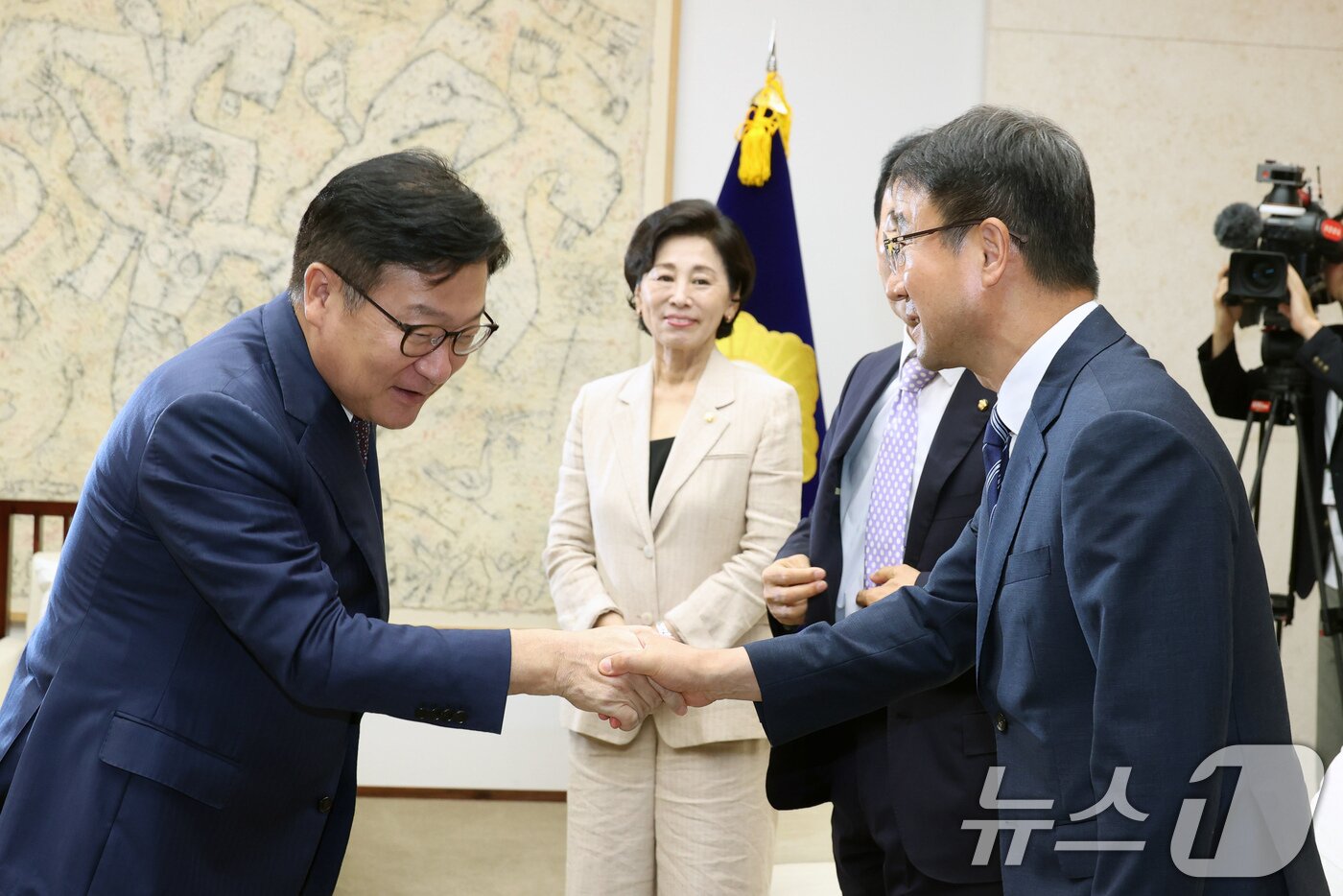 본문 이미지 - 더불어민주당 한병도 원내대표(오른쪽)와 국민의힘 정점식 원내대표가 1일 서울 여의도 국회에서 제439회 정기국회 개회식을 앞두고 열린 사전환담에서 인사를 나누고 있다. 2026.9.1 ⓒ 뉴스1 국회사진기자단