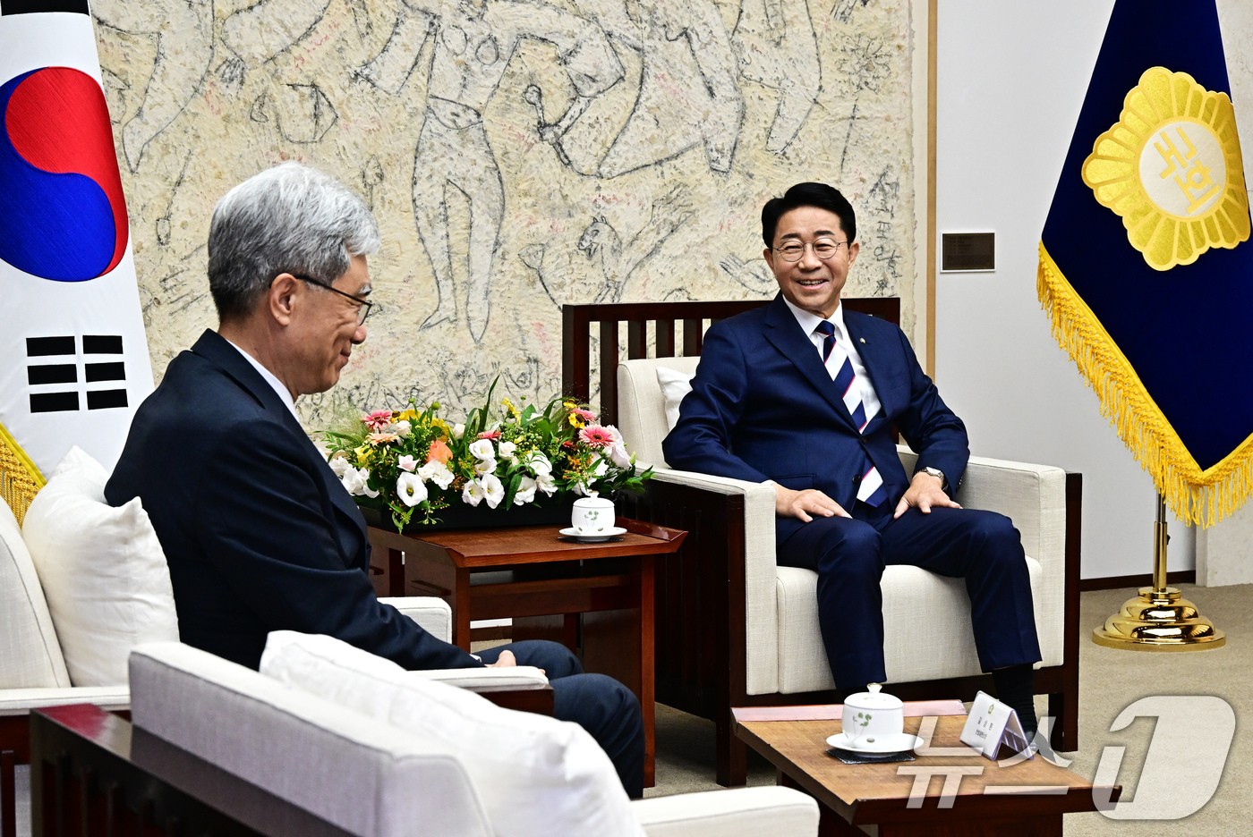 (서울=뉴스1) 국회사진기자단 = 조정식 국회의장이 1일 서울 여의도 국회에서 제439회 정기국회 개회식을 앞두고 열린 사전환담에 참석해 김상환 헌법재판소장과 대화를 하고 있다. …