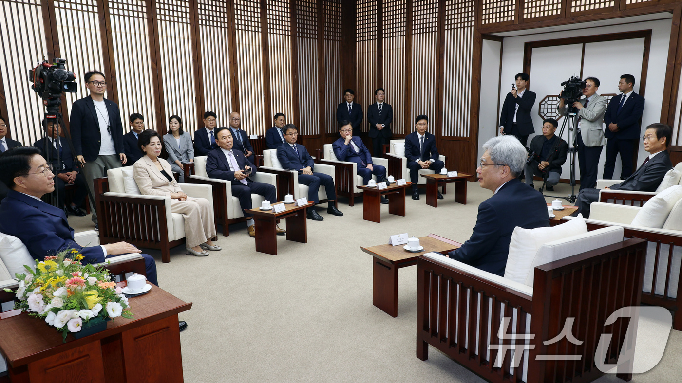 (서울=뉴스1) 국회사진기자단 = 조정식 국회의장이 1일 서울 여의도 국회에서 제439회 정기국회 개회식을 앞두고 김상환 헌법재판소장, 김호철 감사원장, 남인순 국회부의장, 박덕흠 …